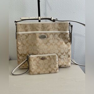 💃 COACH Light Khaki Signature File Canvas Crossbody Bag and Wristlet